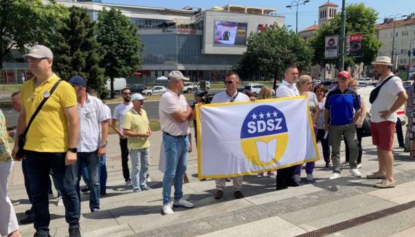Protest državnih službenika - dovedeni smo na rub egzistencije
